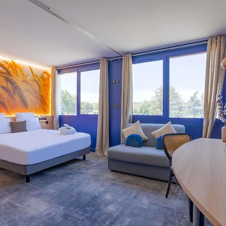 Mercure Lyon Est מלון