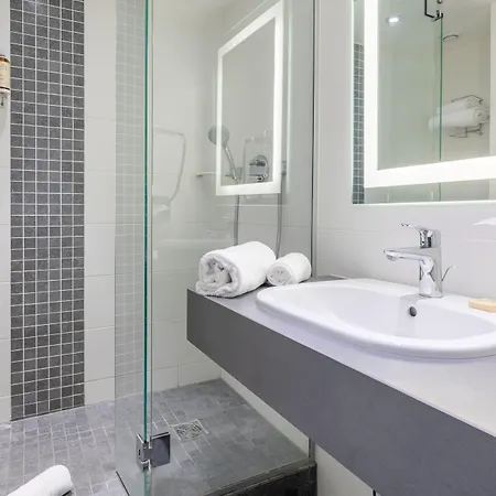 Mercure Lyon Est Hotel 4*